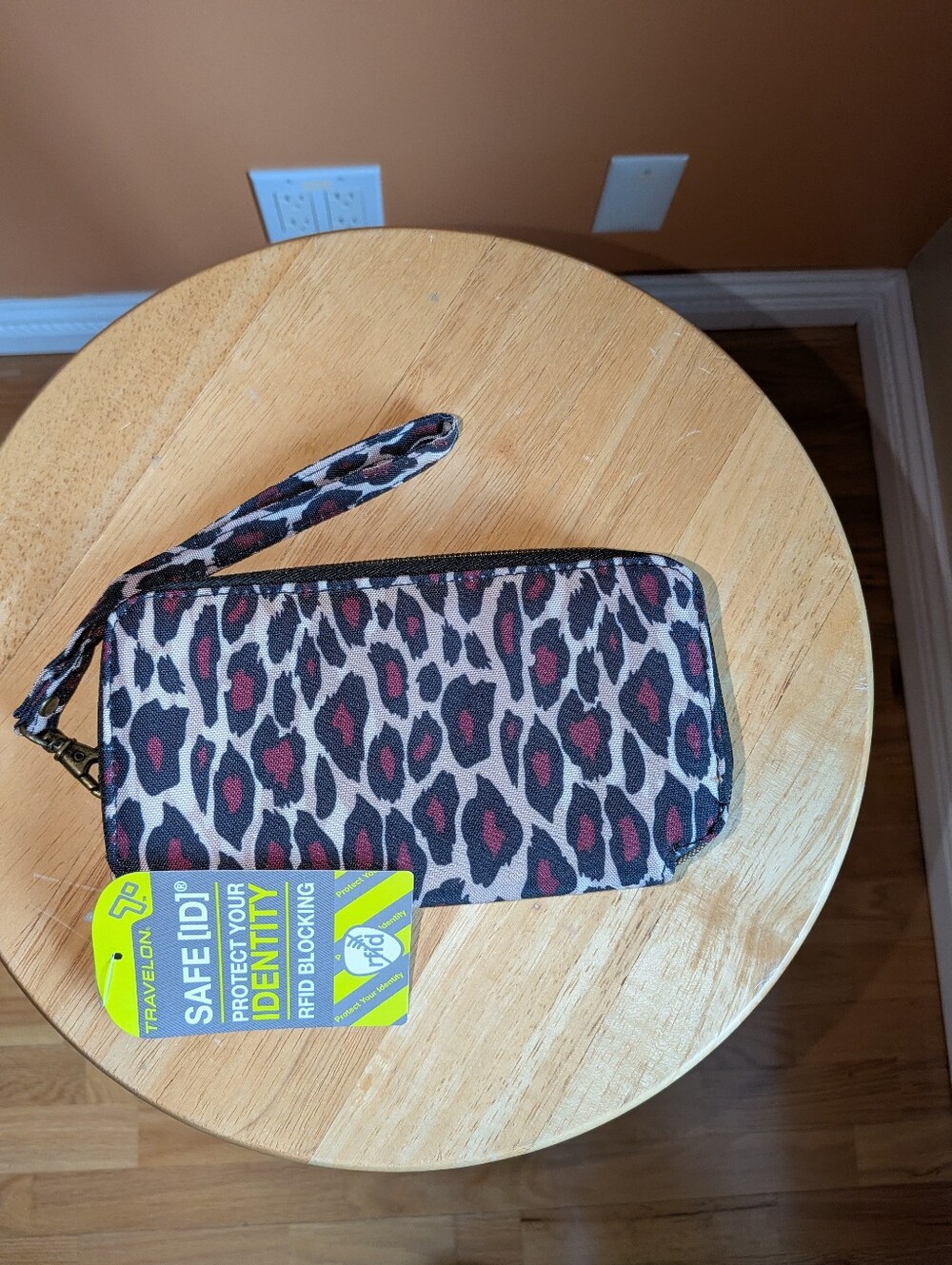New Travelon Leopard Print RFID Blocking Wristlet Wallet - Pink/Black